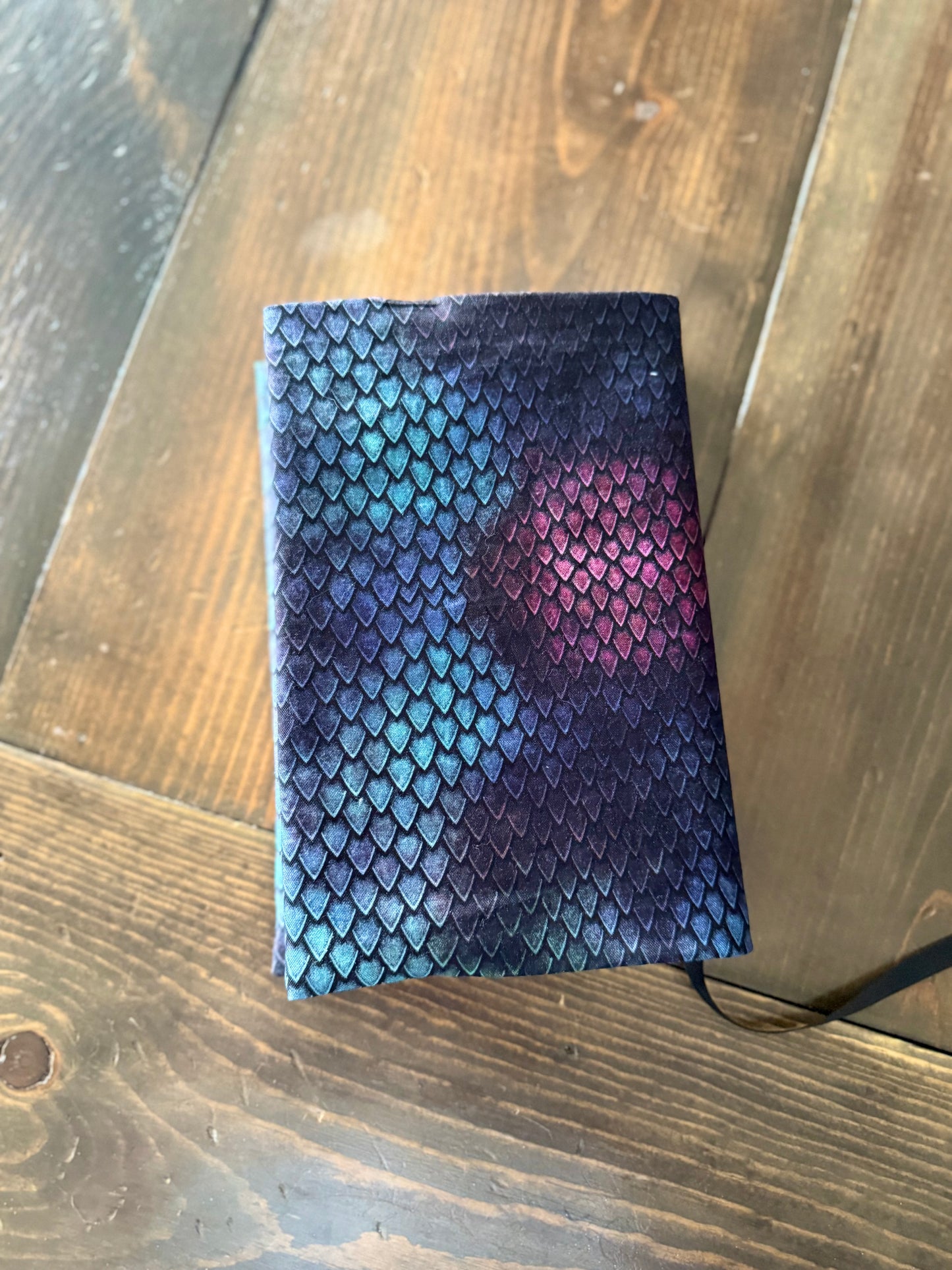 Dragonscale Adjustable Bookcover